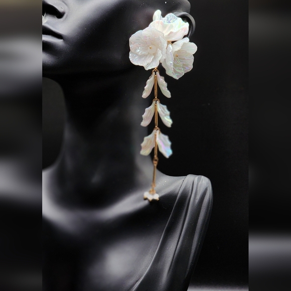 Elegant Iridescent Floral Earrings - Picture 4 of 6